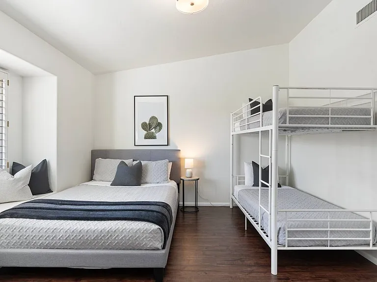 N 56th Pl — Photo 8