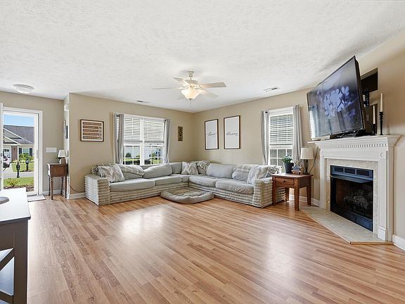5th image of 211 Oak Landing Dr.