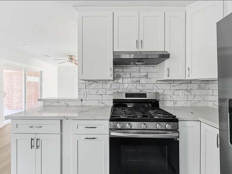 3923 Hickok Ln — Photo 7