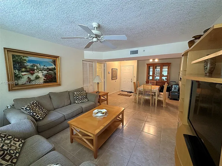 619 E Sheridan St #105 — Photo 4