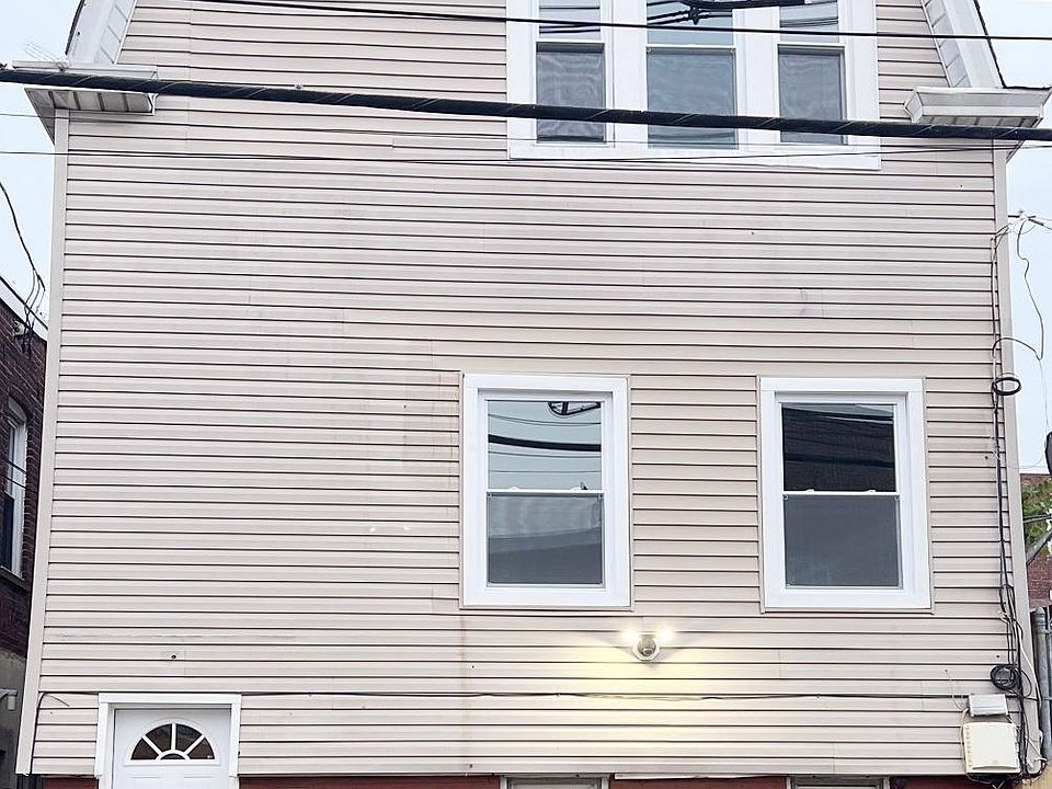1st image of 75 Gaston Ave #2