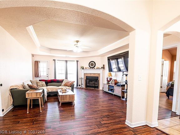 4th image of 3325 N Rudy Rd