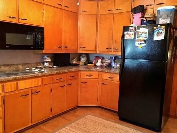 Kitchen, lots of cabinets, appliances stay