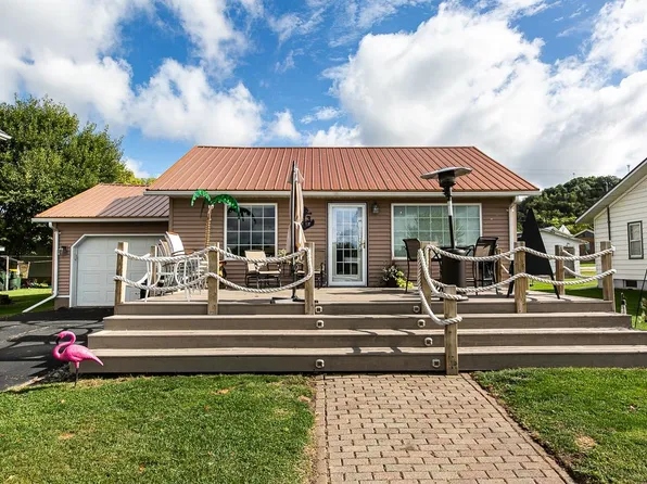 113 Front St, Cassville, WI 53806