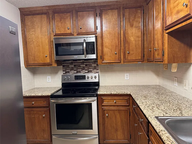 13784 Hollowgreen Dr — Photo 2