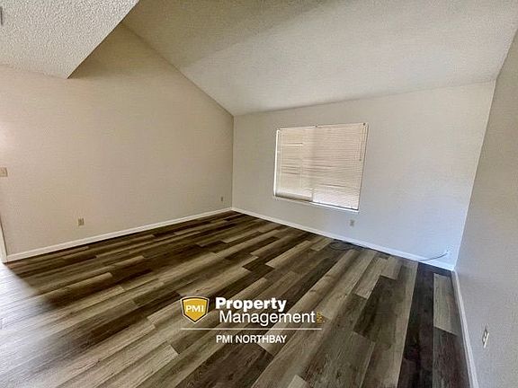 3rd image of 590 Chaucer Ln