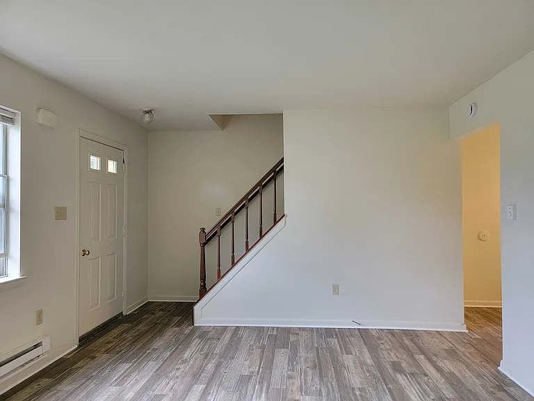1008 Williamsburg Rd — Photo 2