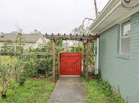 3rd image of 527 Jefferson Dr