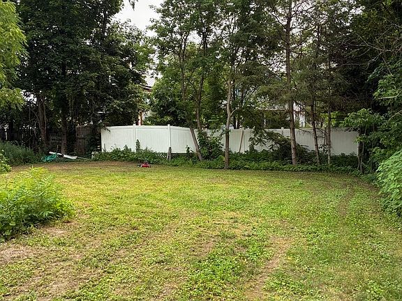 5th image of 303 Chapman St