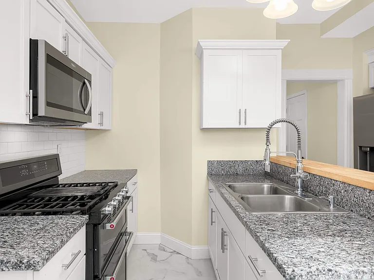 460 Beaumont St — Photo 23