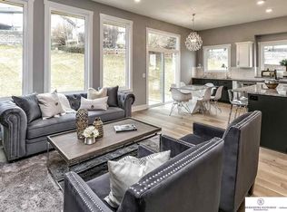 911 Arlene Cir, Papillion, NE 68046