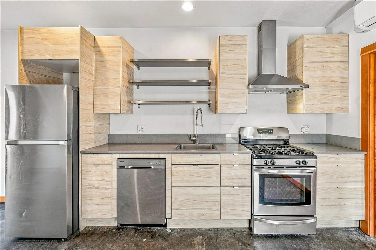5922 N Albina Ave — Photo 2