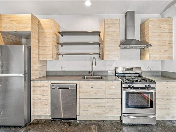 2nd image of 5922 N Albina Ave APT 1