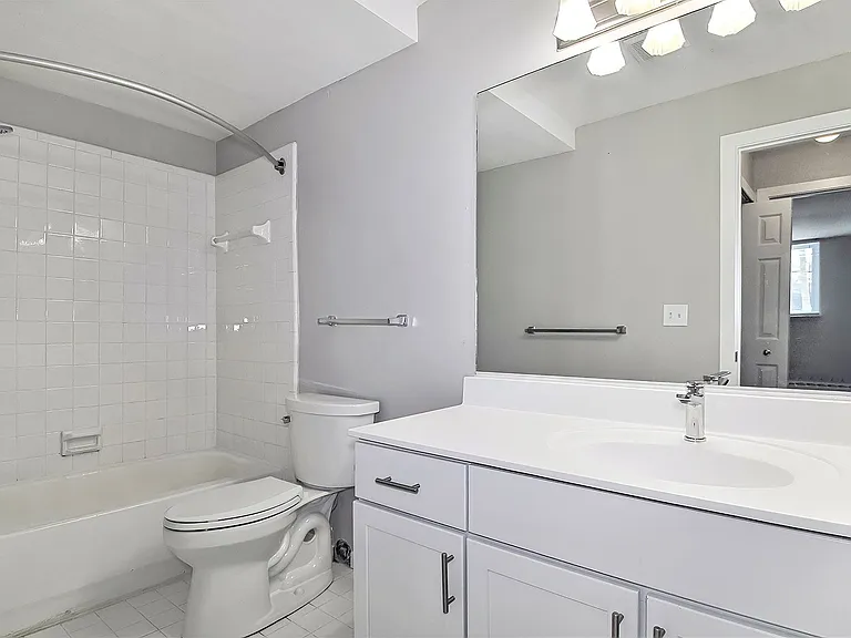 District Royal Oak Apartments — Photo 33