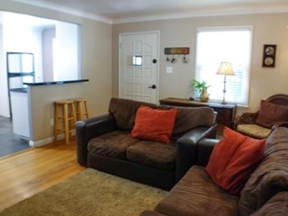 5th image of 264 E Eleanor Ln