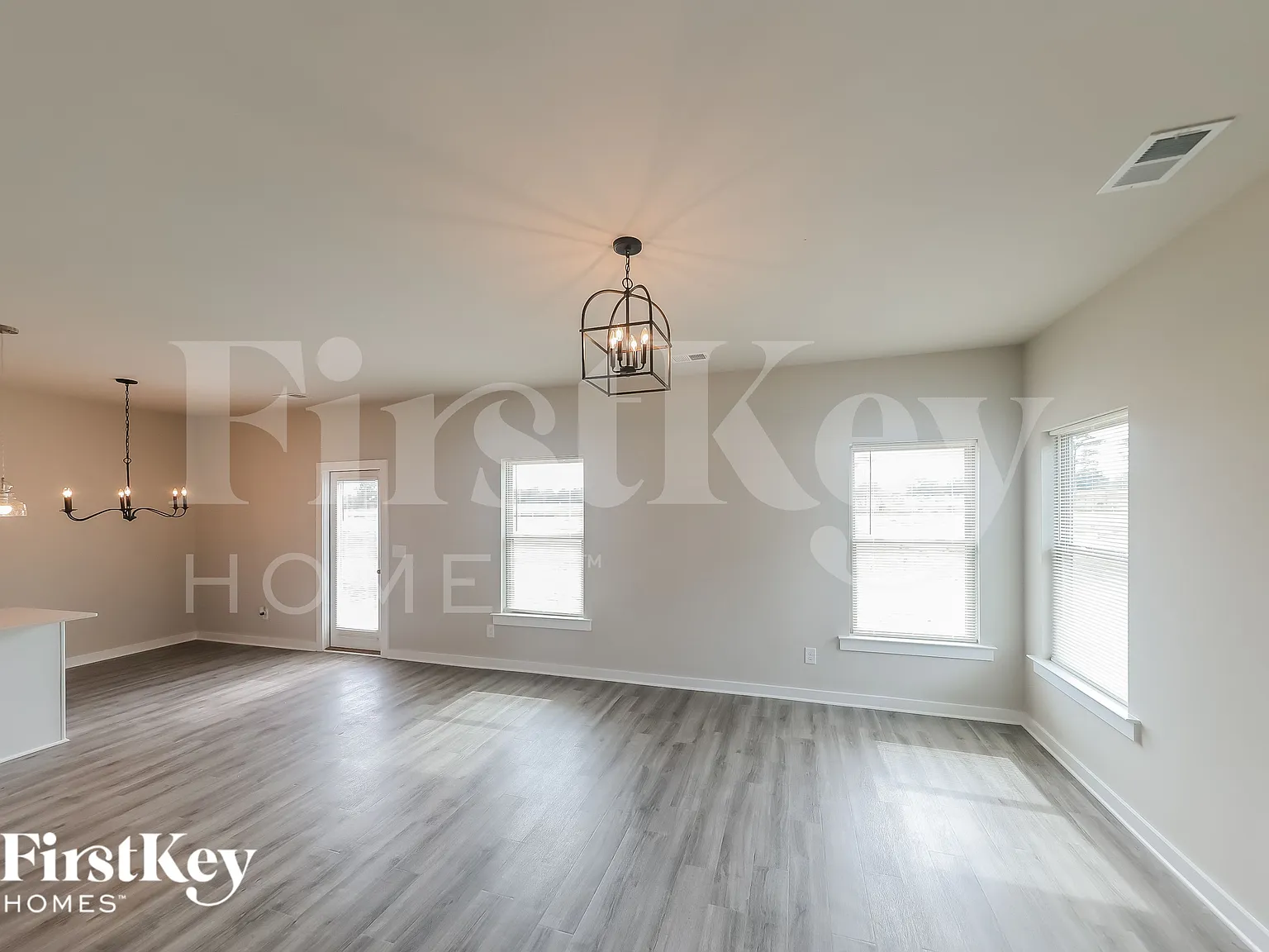 4 bed, 2.5 bath, 1601 sqft, $1,300 — Photo 3
