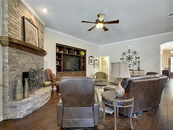 5th image of 365 Drury Ln
