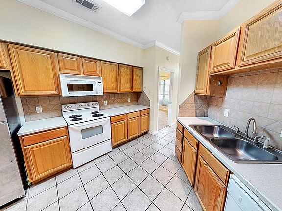 3rd image of 213 Hartford Dr