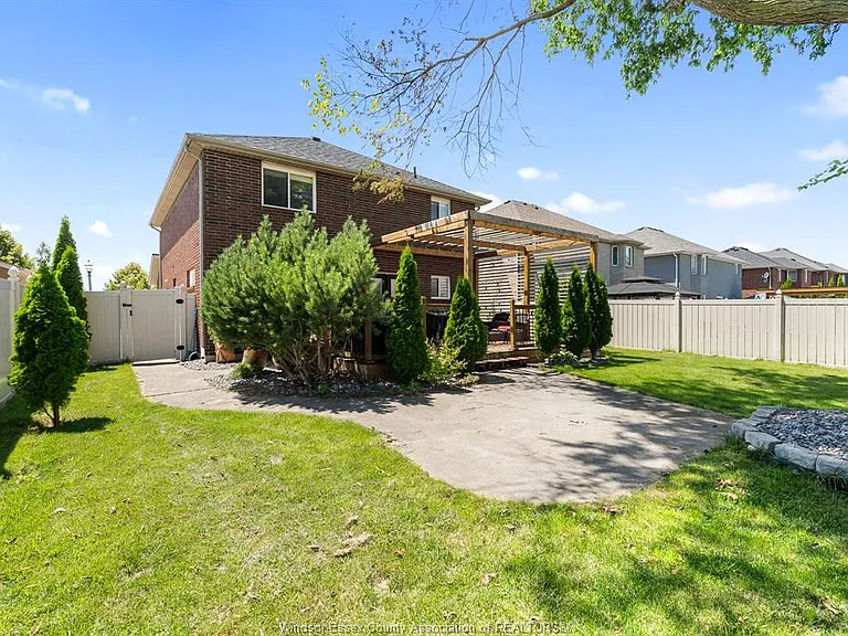 1376 Lakeview Ave — Photo 45