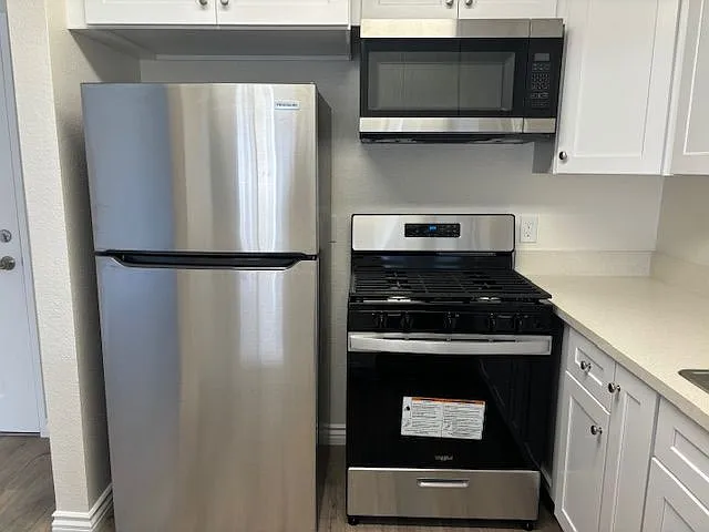 One Bedroom One Bath - $2,195/month - Prime West LA - Barrington and Pico — Photo 13