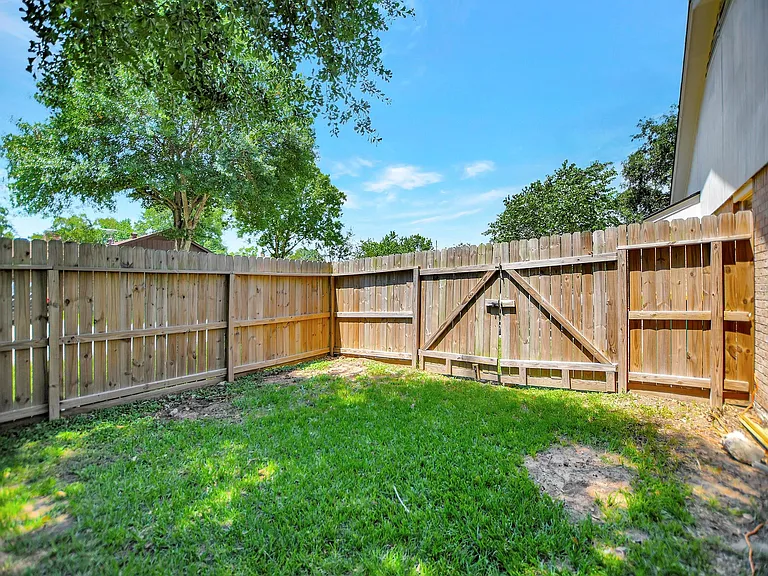 21902 Meadowhill Dr — Photo 36