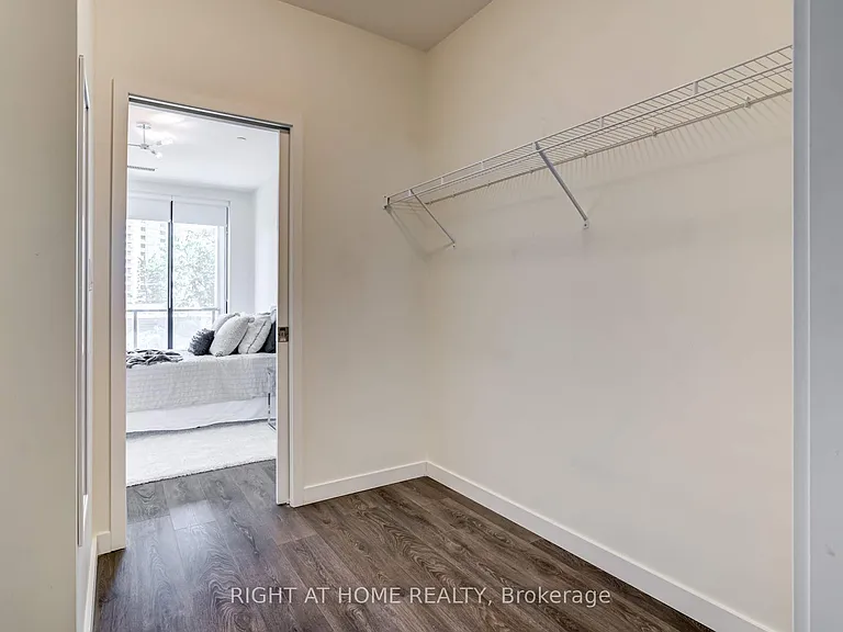 690 King St W #411 — Photo 6