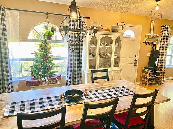 Formal Dining/Front Room