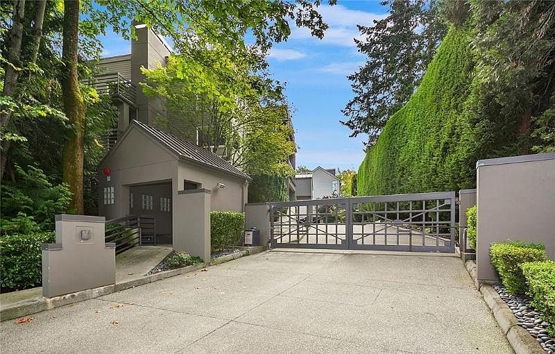 Gated community. Beautifully landscaped gardens.