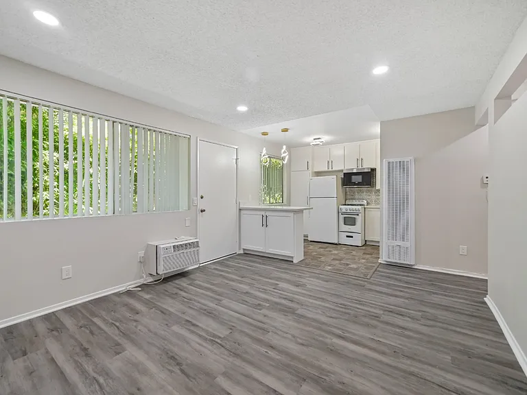 14420 Vista Real Apts — Photo 9