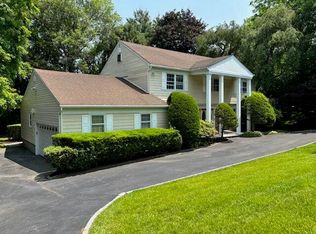 27 Lisa Dr, Dix Hills, NY 11746