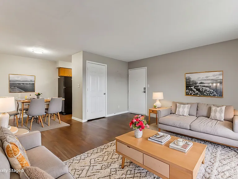 Royal Ridge Apartments — Photo 21