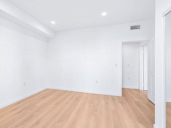5th image of 14811 Erwin St #502
