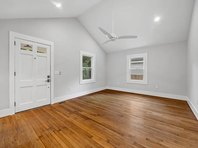 10 Amherst Ave — Photo 11
