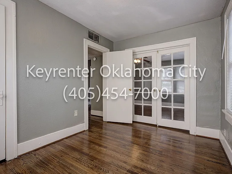 1700 N Robinson Ave — Photo 29