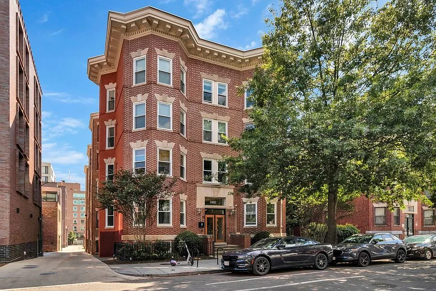 Bright Two-Bedroom on U Street w/ Courtyard! - Perfect Location — Photo 2