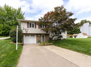 2120 Hollow View Dr, Bettendorf, IA 52722