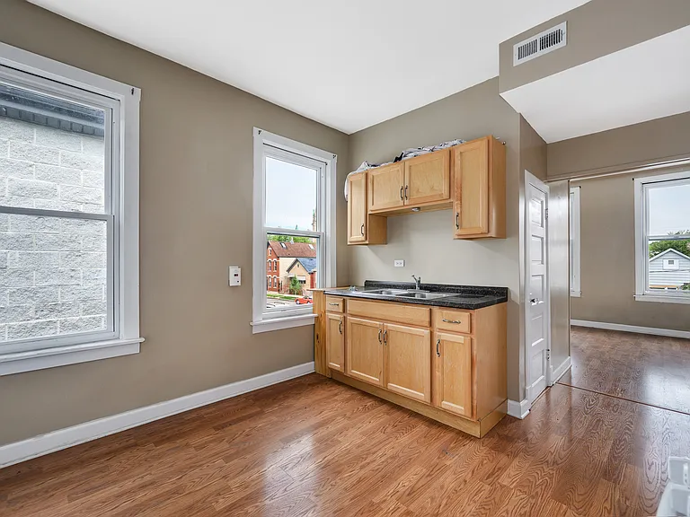 1015 W 31st Pl #2A — Photo 2