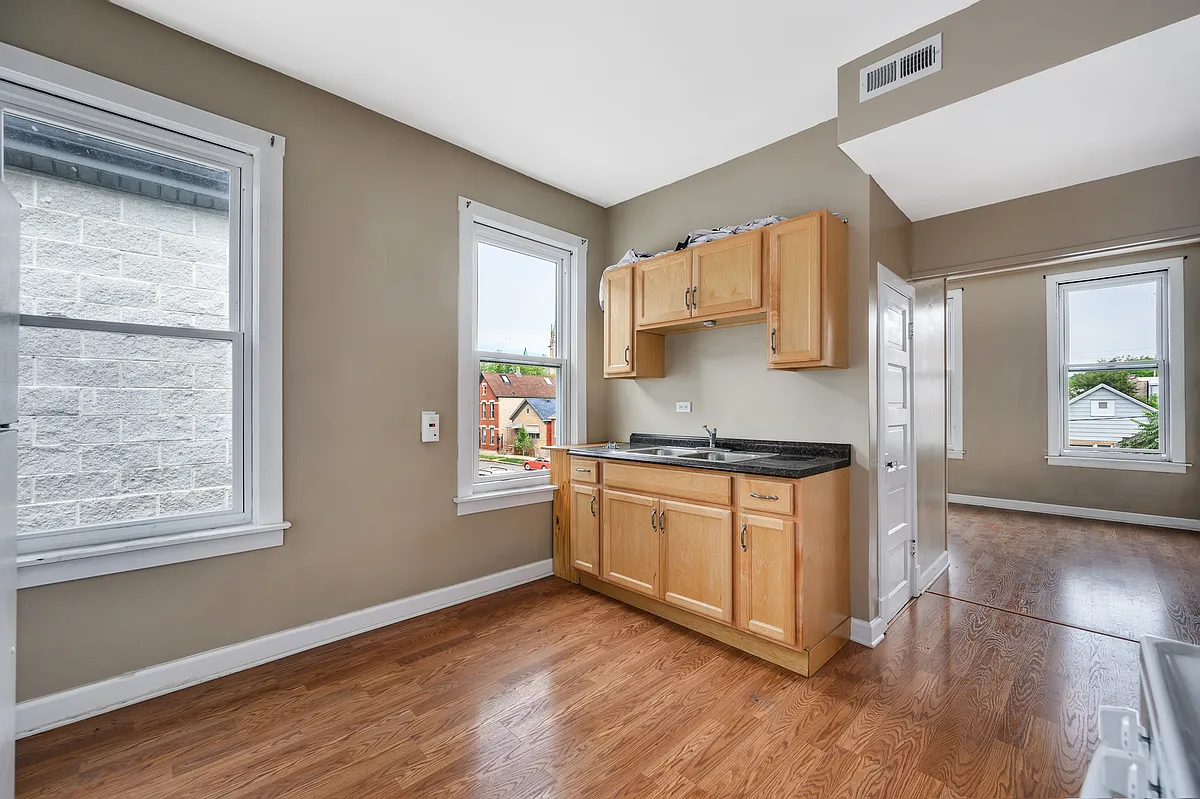 Building Photo - 1015 W 31st Pl #2A