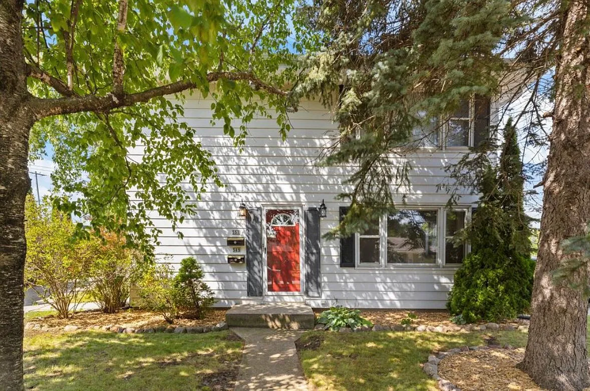 3 bed, $1,800 — Photo 2