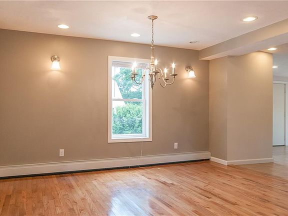 5th image of 219 Norwood Ave