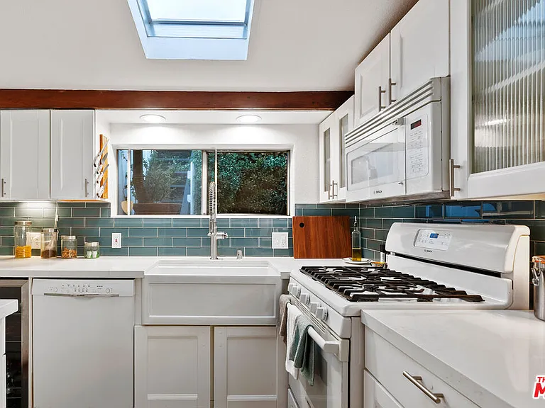 1653 N Beverly Glen Blvd — Photo 5