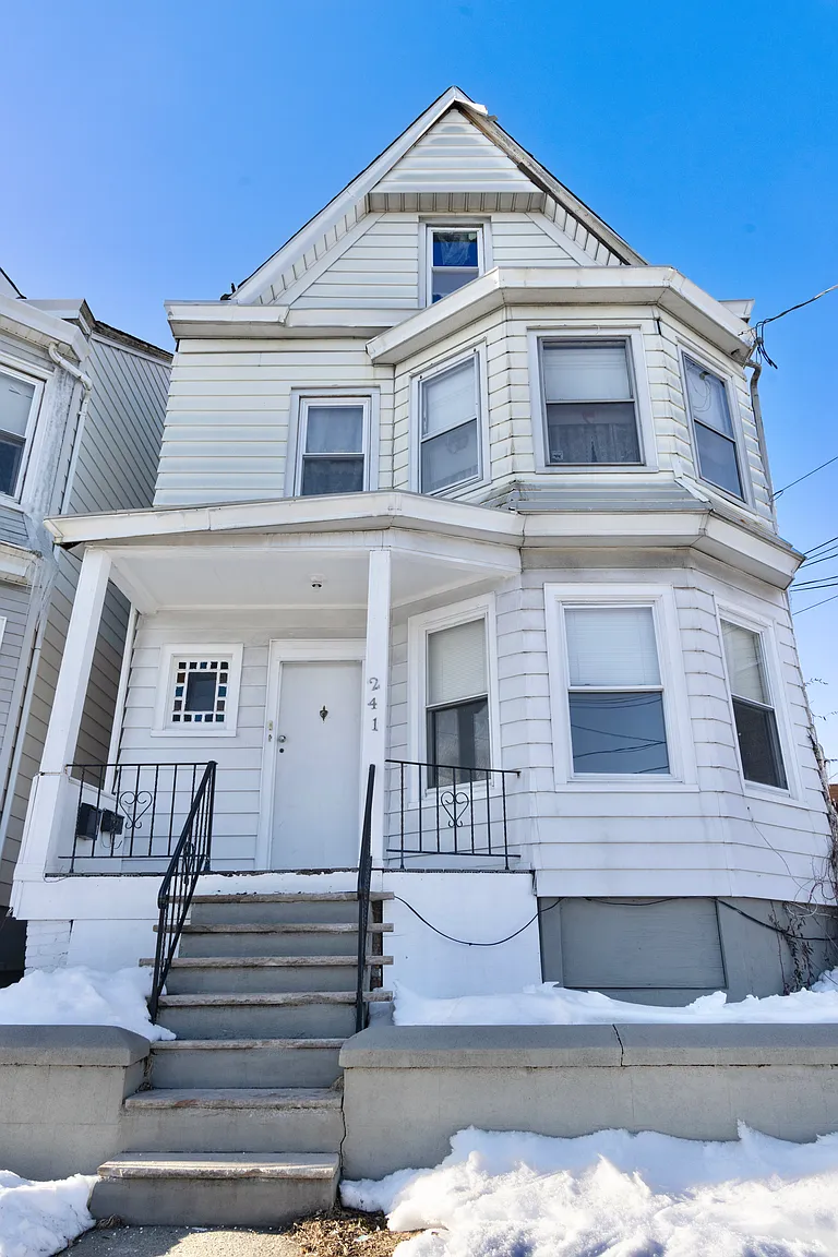 241 N 8th St photo 1