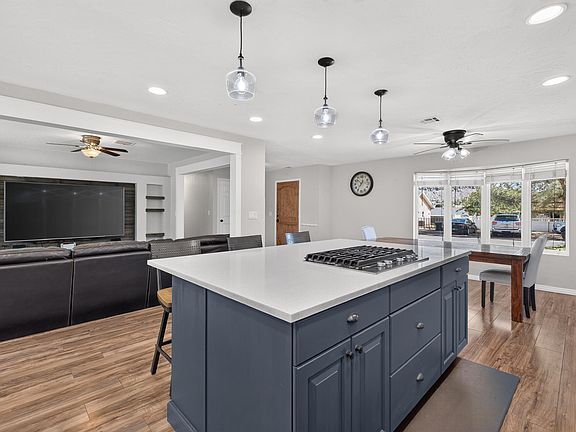 4th image of 1690 E Maplewood Way