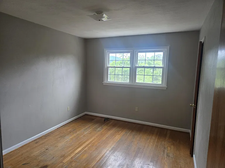 711 Suburban Ave SW — Photo 3
