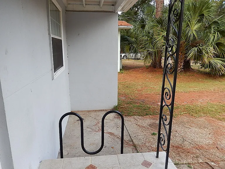 212 Edwards St — Photo 2