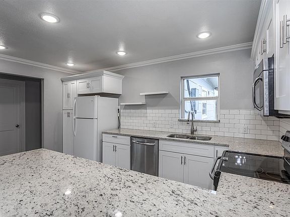 5th image of 805 Crockett St