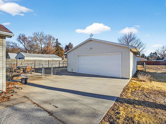 2nd image of 3285 Moencks Rd