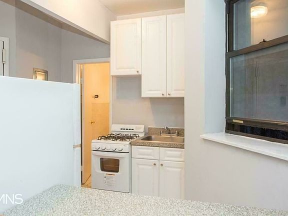 3rd image of 328 W 49th St APT 2RE
