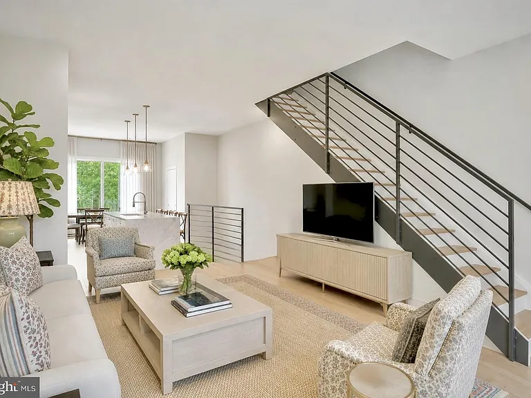 1612 Isherwood St NE #4 — Photo 2