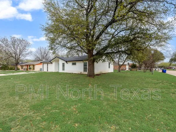 305 Live Oak Dr, Mansfield, TX 76063